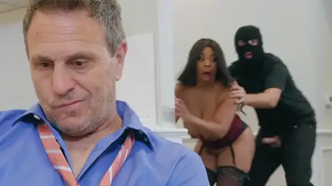 Un Cambrioleur Finit Par Percer Une Black Plantureuse Aux Cheveux Amples