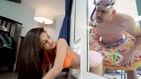 Elle S'est Retrouvée Coincée Et L'adolescente S'est Fait Tabasser Le Manchon