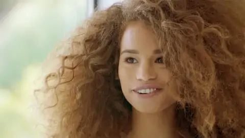 Teenager Dunkelhäutig Mit Welligem Haar Reitet Einen Riesigen Schwanz Auf Dem Bett