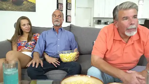 隔着破烂的裤子操那个大屁股女人