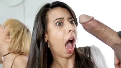 Des Cheveux Noirs Et Une Blonde Partagent Des Bites Dans Un Plan à Quatre