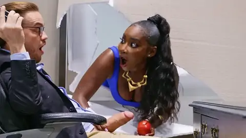 Coincé Dans Un Mur Tandis Qu'une BWC Bat Le Noir Par Derrière