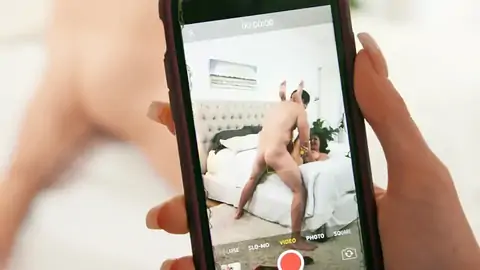 Милая светловолосая девчонка-подросток замечает действительно огромный кусок мяса