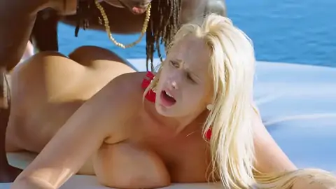 Ангел Wicky с межрасовым фунтом-а-thon в отпуске