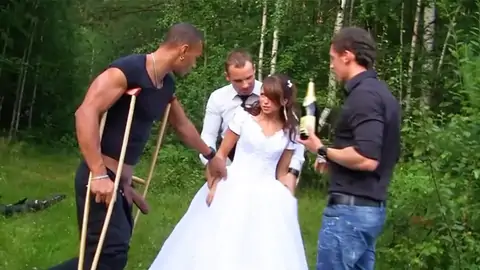 Porter Sa Robe De Mariée Tout En Organisant Une Fête De Groupe