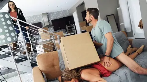 Eva Notty 试图在帅哥睡觉时插入