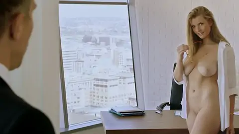 Ash-blonde à Ultra-ult-mijoté Aux Yeux Bleus Est Facial Dans Son Bureau