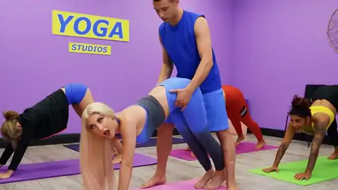 Skylar Vox S'ouvre En Faisant Un Yoga
