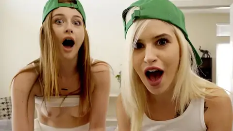 Deux Adolescentes Blondes Platine Se Livrent à Un Plan à Trois Ffm