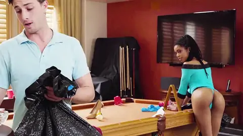 Кира нуар делает стойку шестьдесят девять с молочным парнем