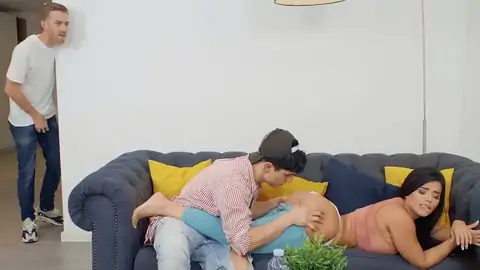 Сара Ретали получает свою большую задницу съеденной на кухне