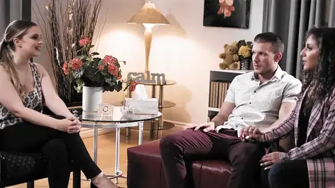 Un Psychologue S'en Prend Au Mari D'une Femme Aux Cheveux Bruns