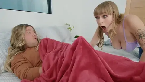 Sich Selbst Begrapschen, Während Ein Kerl Mit Einer Blondine Fremdgeht