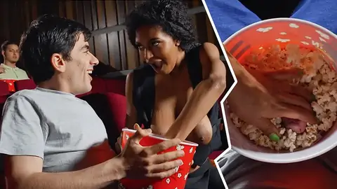 Публичный межрасовый секс в кинотеатре с темным оттенком