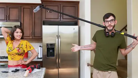 Vorbereitung, Das Dunkelhaarige Baby Mit Einer Maschine Zu Vögeln