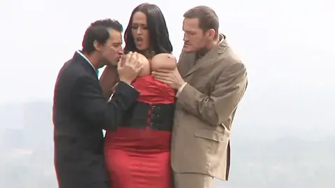 Kurvenreiche Dunkelhaarige Mit Yam-großen Brüsten In Dominanten Drei-wege Im Freien