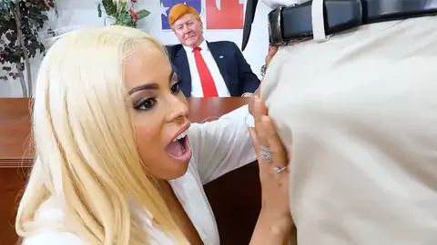 Латиноамериканка с огромными сиськами в офисе в жесткой пародии