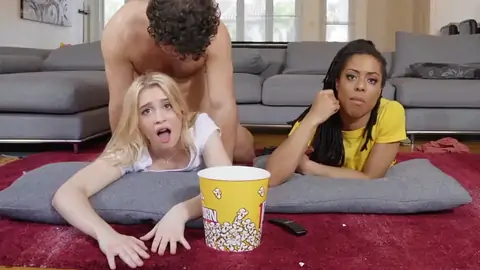 Kira Noir 被猛干，而她那位金发熟人就在她旁边