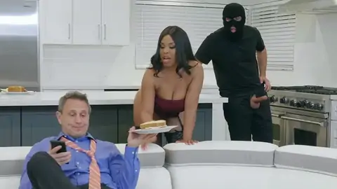 Грабитель в итоге нападает на тёмного цвета с кувшином размером с батат и огромными бобо