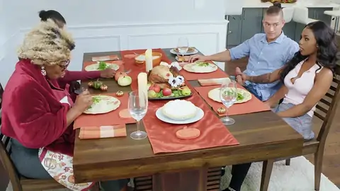 Татуированная черная шлюха едет на черном члене у стола