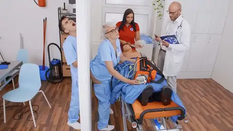 L'infirmière Ash-Blondie Observe Un Grand-shotgun Au Trou De La Gloire