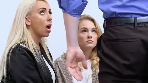 美洲狮正在盯着她的继女尖叫