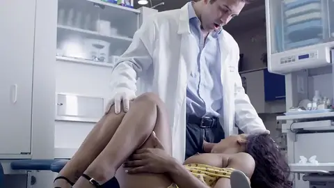 Медик царапает ногтями лицо удивленного пациента в медицинском центре