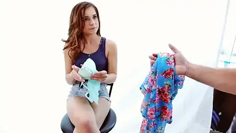 Kharlie石穿着内衣和转换的家伙