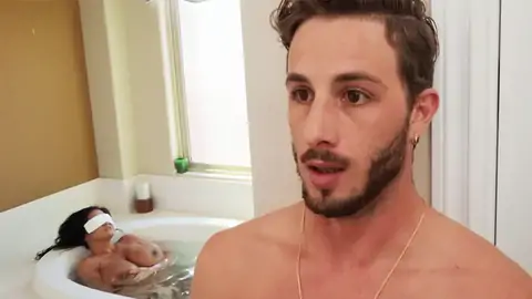 Der Versuch, Seine Beule Vor Dem Vollbusigen Puma Zu Verstecken