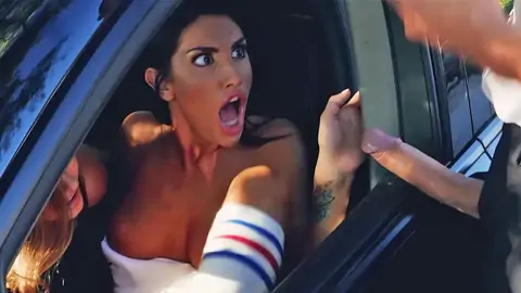 Der Polizist Zeigt Seinen Schwanz Zwei Ein Paar Lezzies