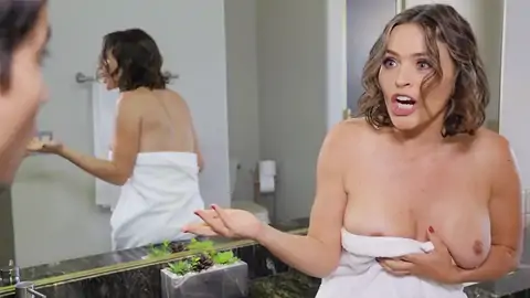 Пасынок дрочит пальцами пизду пумы под столом