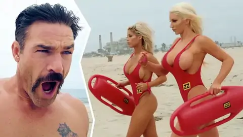 Deux Nymphes Blondes Travaillent Comme Sauveteurs En Uniforme