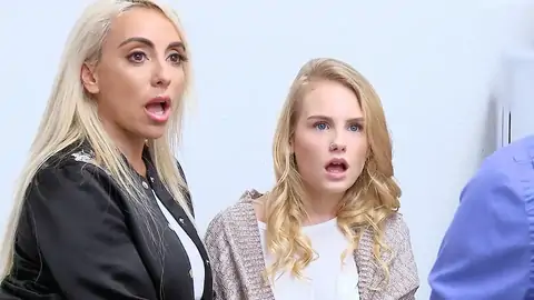 妈妈正在观察，而她的继女正在咆哮