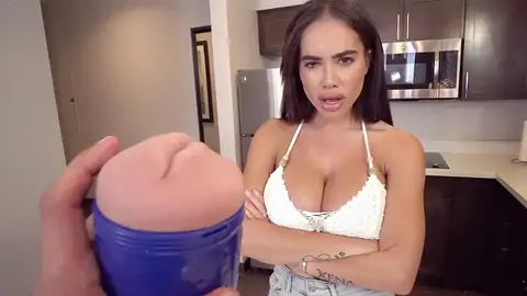 黑头发的美洲狮正在给他口交，然后得到一个兼射