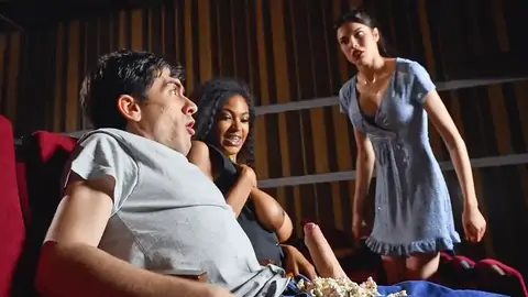 Öffentlicher Interracial Im Kino Mit Einem Ebenholz